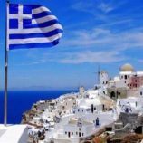 حرائق واسعة تجتاح مناطق سياحية في اليونان وتحذيرات من تفاقم الوضع