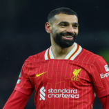 نجم ريال مدريد يفاجئ صلاح بعد تتويجه بجائزة لاعب العام في إنجلترا (صورة)