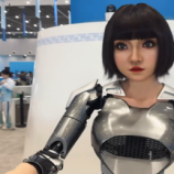 شاهد.. روبوت شبيه بالبشر يستقبل الضيوف في المركز الإعلامي لقمة شانغهاي للتعاون في الصين