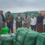 محافظ حضرموت يدشن توزيع مساعدات إيوائية طارئة للمتضررين من السيول والأمطار بالوادي