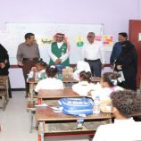 مركز الملك سلمان للإغاثة يوزع الحقائب المدرسية في ساحل حضرموت