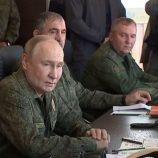 بوتين يظهر بالزي العسكري في مناورات حربية ضخمة