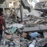 الجيش الإسرائيلي يستهدف فلسطينيين قرب العيادة العسكرية في مخيم الشاطئ (فيديو)