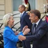 مراسلات مع ماكرون.. فون دير لاين في قلب فضيحة جديدة