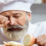 الطريقة العلمية الأفضل لتقطيع البصل بلا دموع