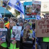 الفرحة تعم ساحة الرهائن في تل أبيب مع بدء الافراج عن الرهائن