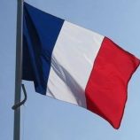 رئيس وزراء فرنسا يطلب من البرلمان عدم التصويت على إقالة الحكومة