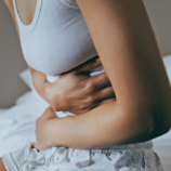 ليست كلها مرتبطة بما تأكله.. 5 أسباب خفية وراء الانتفاخ المزعج