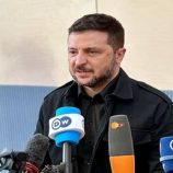 زيلينسكي يضطر إلى عقد مؤتمره الصحفي في حديقة خارج البيت الأبيض