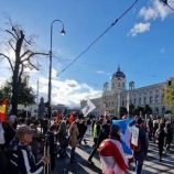 مظاهرة حاشدة وسط فيينا ضد عسكرة الاتحاد الأوروبي والصراع مع روسيا (فيديو)
