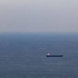 الجيش البريطاني: اندلاع حريق في سفينة بعد إصابتها بمقذوف قبالة الساحل اليمني في خليج عدن