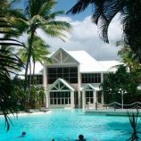 استنفار وتحذيرات رسمية بعد العثور على تمساح داخل مسبح منتجع فاخر شهير! (فيديو)