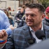 شكك في مصداقيته.. ناشط بريطاني مناهض للإسلام يدعو من إسرائيل لدعم حزب “الإصلاح” وزعيمه فاراج