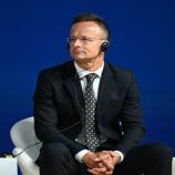 وزير خارجية هنغاريا يعارض مواصلة تقديم المساعدات العسكرية الأوروبية لأوكرانيا