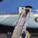 ترامب يغير على عجل سلم الطائرة خوفا من محاولة اغتيال (فيديو)