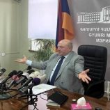 بعد رجال الدين ورجال الأعمال.. قوات الأمن تعتقل عمدة غيومري الأرمنية ومحتجون يطوقون البلدية