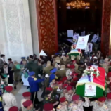 آلاف اليمنيين يشيعون رئيس هيئة أركان “أنصار الله” ونجله ورفاق السلاح (فيديو)