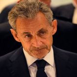 ماكرون يودع ساركوزي قبل دخوله السجن