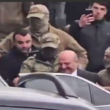 أرمينيا.. مشاهد لعملية اعتقال عمدة غيومري بعد تحطيم زجاج المبنى