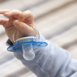 تحليل مثير للجدل: مادة مرتبطة بالسرطان والعقم في لهّايات أطفال من علامات تجارية كبرى