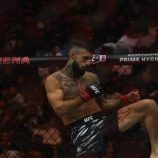 شاهد.. مقاتل يكتسح متحديه بضربة عنيفة بالركبة قبل خنقه