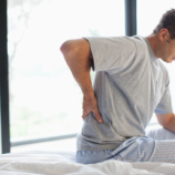 3 تمارين منزلية بسيطة تخفف آلام الظهر وتقوّي العمود الفقري