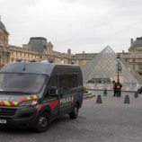 السطو على اللوفر.. المحققون الفرنسيون يعثرون على خوذة دراجة نارية وقفاز