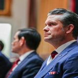 “أمك” تتحول إلى “تريند”.. البنتاغون يرد على سؤال حول ربطة عنق هيغسيث بألوان العلم الروسي