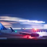 جسم غامض يحطم زجاج طائرة على علو شاهق (صور)