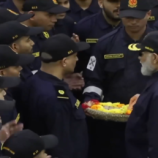 رئيس وزراء الهند يطعم البحارة بيده على متن حاملة الطائرات