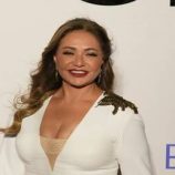 ليلى علوي تثير ضجة بـ”قبلة حارة” على السجادة الحمراء في مصر