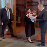 سيرغي لافروف يقدم الزهور لنظيرته من كوريا الشمالية