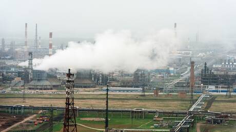 بعد هجوم مسيرات.. انهيار جزئي إثر انفجار بمصنع للبتروكيماويات في بشكيريا الروسية