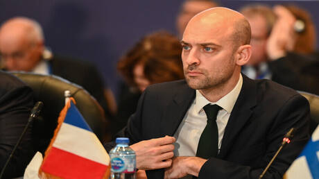 باريس تنتقد الضربات الأمريكية في البحر الكاريبي