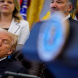 ضجة على السوشيال ميديا بعد ظهور ترامب نائما خلال مؤتمر صحفي! (فيديو)