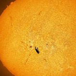 لقطة فريدة لظل بشري في السماء أمام الشمس!