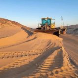 المؤسسة العامة للطرق تواصل إزالة الرمال على طريق عتق – بيحان