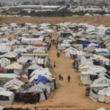 مصرع فلسطينية وغرق خيام النازحين بغزة