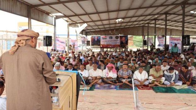 بحضور قيادة انتقالي المحافظة .. أبناء أبين يؤدّون صلاة جمعة “الوفاء للمشروع العربي” في ساحة الاعتصام