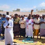 بحضور قيادة انتقالي سقطرى.. أبناء المحافظة يؤدون صلاة جمعة “الوفاء للمشروع العربي” بساحة الاعتصام