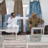 اللواء مرصع والعميد المعكر يناقشان مع إدارة مطار الغيضة آلية تعزيز أمن المطار