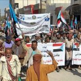 مسيرة جماهيرية في عتق تطالب بإعلان الاستقلال الثاني