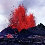 نهر من الحمم.. بركان كيلاويا في هاواي يقذف حممه لارتفاع 370 مترا (فيديو)