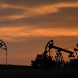 استقرار النفط وسط تركيز الأسواق على محادثات السلام وقرار الفائدة