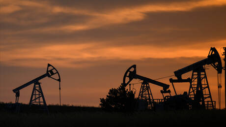 استقرار النفط وسط تركيز الأسواق على محادثات السلام وقرار الفائدة