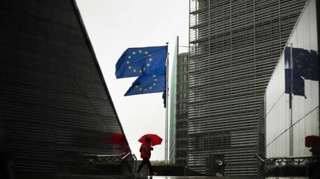 “بوليتيكو”: الاتحاد الأوروبي يجري مناقشات سرية بشأن خطة بديلة لتمويل كييف