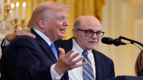 ترامب يعترف بمشاهدته برامج في مدح شخصيته