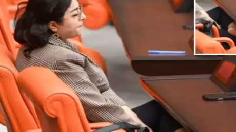 تركيا.. اتهامات لنائبة عن حزب كردي بـ”عدم احترام مجلس الأمة الكبير” (صور)