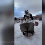 سعوديون يستمتعون بتساقط الثلوج في جبل اللوز