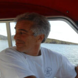 لقطات صادمة ومقلقة لطفل مع المجرم الجنسي جيفري إبستين في وثائقه الحديثة (صور)